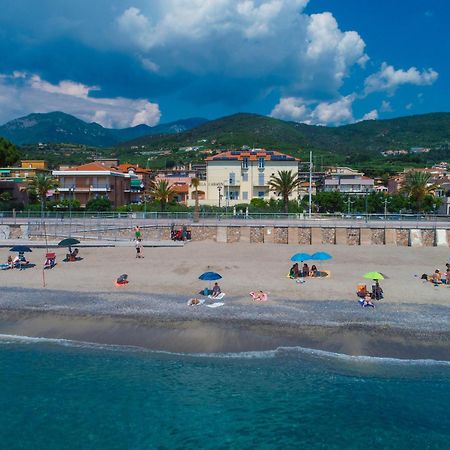 Residence Villa Carmen Fronte Mare A 50 Mt Пьетра-Лигуре Экстерьер фото