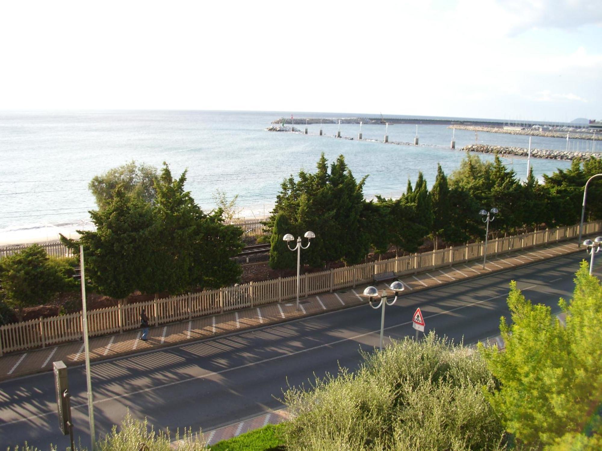 Residence Villa Carmen Fronte Mare A 50 Mt Пьетра-Лигуре Экстерьер фото