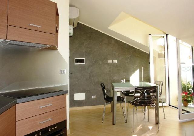 Residence Villa Carmen Fronte Mare A 50 Mt Пьетра-Лигуре Экстерьер фото