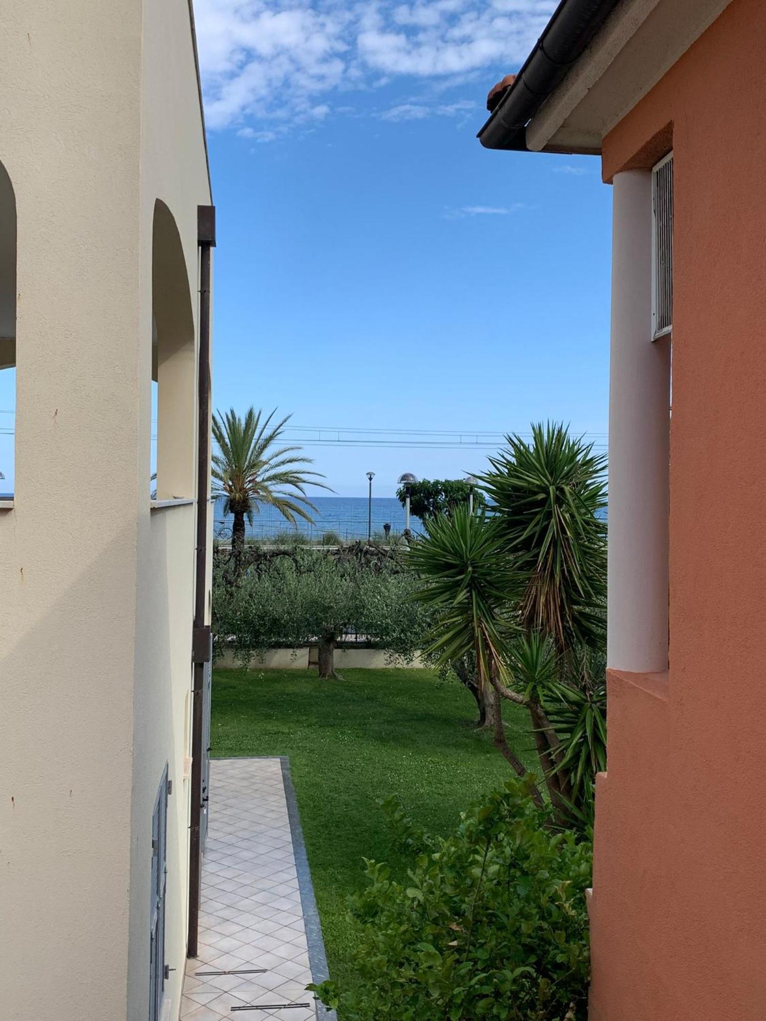 Residence Villa Carmen Fronte Mare A 50 Mt Пьетра-Лигуре Экстерьер фото