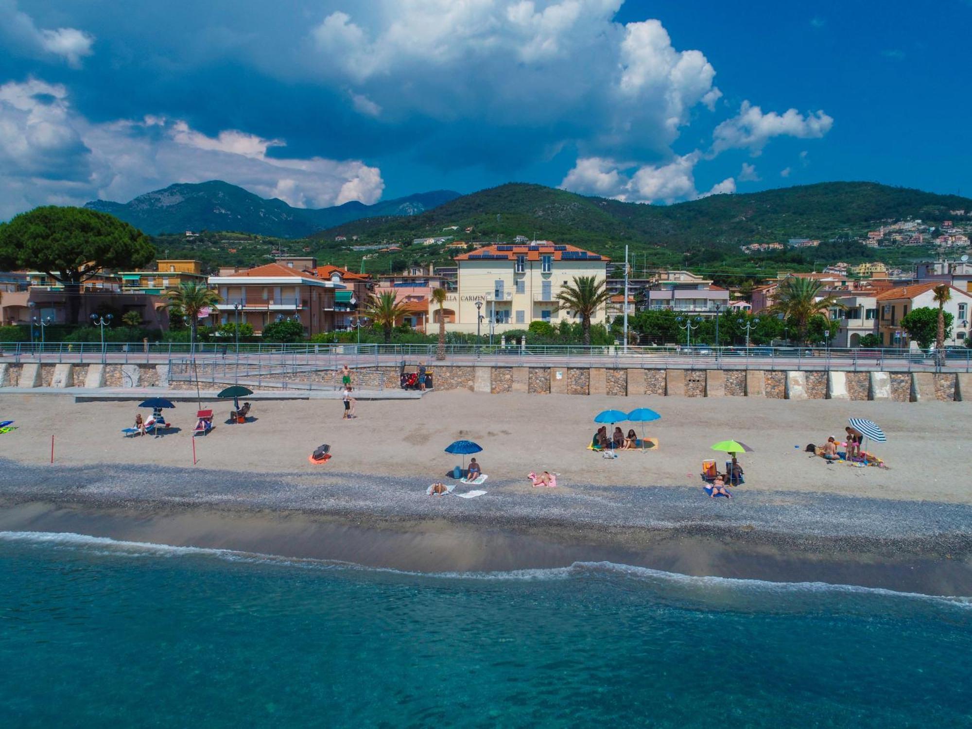Residence Villa Carmen Fronte Mare A 50 Mt Пьетра-Лигуре Экстерьер фото