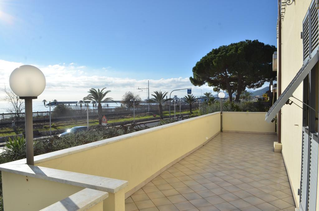 Residence Villa Carmen Fronte Mare A 50 Mt Пьетра-Лигуре Экстерьер фото