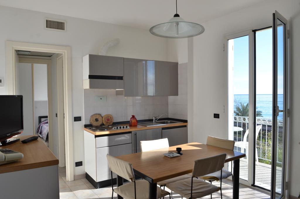 Residence Villa Carmen Fronte Mare A 50 Mt Пьетра-Лигуре Экстерьер фото