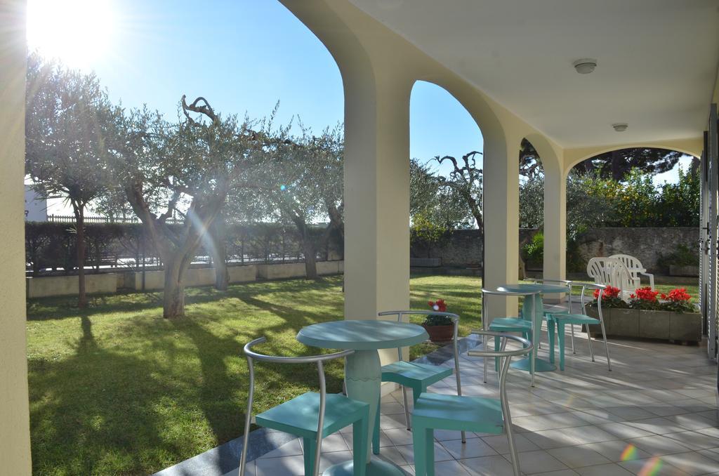 Residence Villa Carmen Fronte Mare A 50 Mt Пьетра-Лигуре Экстерьер фото